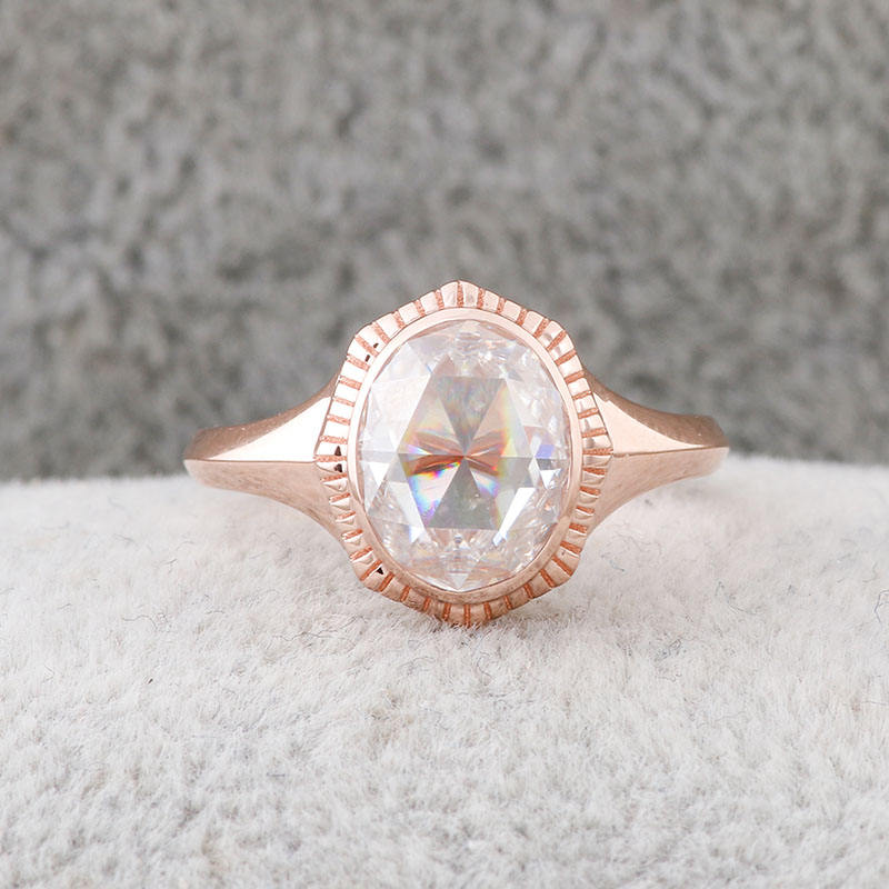 Bague en or massif 14 carats avec moissanite et diamants.