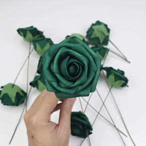 Lot de roses artificielles en mousse PE vert émeraude foncé de haute qualité avec <span class=keywords><strong>tige</strong></span> pour bouquets DIY, centres de table et boules de baisers pour la Journée de la Terre - Product Image 4