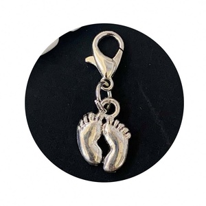 10 Breloques en métal plaqué argent en forme de pieds de bébé avec fermoir mousqueton pour porte-clés, boucles d'oreilles et fabrication de bijoux - Product Image 3