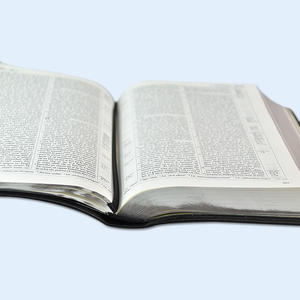 Bible chrétienne anglaise grand format <span class=keywords><strong>en</strong></span> similicuir avec impression <span class=keywords><strong>couleur</strong></span> sur papier et logo <span class=keywords><strong>en</strong></span> relief - Product Image 2