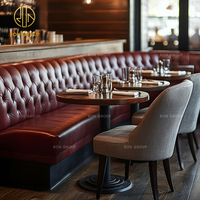 Ensemble commercial de mobilier de restaurant Ron Group : banquette en cuir capitonnée en U, table carrée en bois et chaise personnalisée en tissu