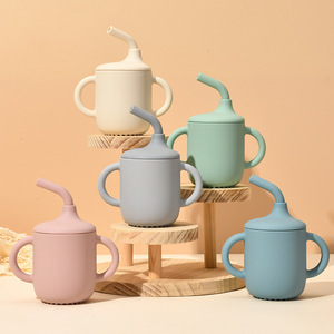 Tasse d'apprentissage pour enfants la plus vendue, avec couvercle à ventouse en silicone et poignée, résistante aux chutes, tasse droite pour bébé, logo personnalisable - Product Image 1