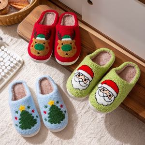 Pantoufles <span class=keywords><strong>de</strong></span> Noël en peluche personnalisées d'hiver bon marché disponibles Pantoufles Père Noël en pain d'épice pour hommes et femmes - Product Image 2