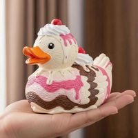 Nouvel Arrivage Transfrontalier Adorable Figurine Décorative en Résine Thème Dessin Animé Canard Gâteau aux Fruits Anime Mignon Créatif avec Confettis