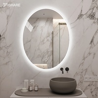 Miroir de maquillage magique argenté de style moderne, design ovale, lumière LED intelligente, écran tactile, pour la décoration de la maison, de l'hôtel et de la salle de bain.