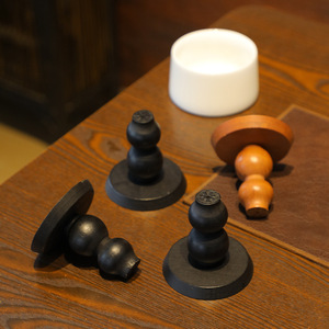 Plateau décoratif minimaliste en bois en forme de calebasse, 4 pièces, couleur caramel noir, design rond multifonctionnel - Product Image 1