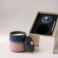 Bougie artisanale parfumée à la cire de soja dans un pot en céramique rose et violet dégradé avec logo personnalisé, couvercle, boîte cadeau de luxe pour la maison, parfum d'ambiance, cadeau de fête