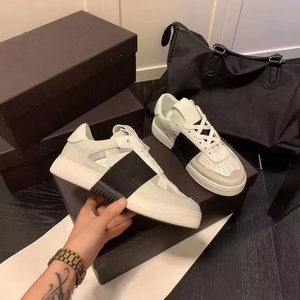 Chaussures décontractées pour hommes et femmes, style rétro sportif, en PU, avec empeigne patchwork, lacets, semelles compensées, bout rond, avec soutien de la voûte plantaire - Product Image 1