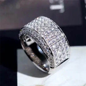 Hiphop摇滚风格18k白金珠宝戒指男女通用产地3克拉莫桑石宝石铺路镶嵌订婚戒指