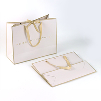 Maßgefertigte Papiertüten in Champagner-Gold, Elegante Verpackungstaschen mit Geprägtem Firmenlogo für Luxuriöse Einzelhandels- und Geschenkanlässe