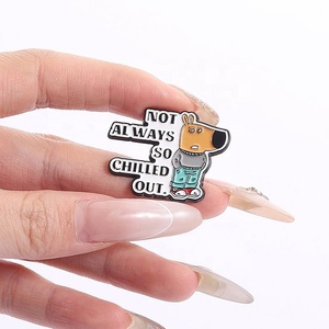 เข็มกลัดรูปสุนัขสวมเสื้อไหมพรมเท่ๆ สไตล์การ์ตูนน่ารัก  พร้อมข้อความและตัวอักษร  ของขวัญเครื่องประดับ - Product Image 1