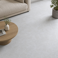 Dalle de porcelaine pleine grandeur en pierre frittée gris clair effet marbre veiné gris doux, style Bulgarie moderne, pour revêtement de sol de salon moderne