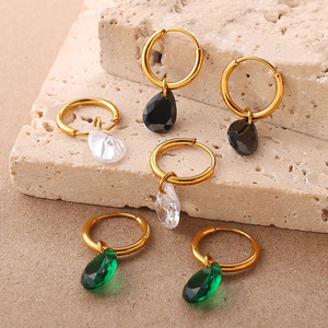 Pendientes de aro de aleación de zinc con forma de corazón y dijes de circonita para fiestas, joyería de moda. - Product Image 3