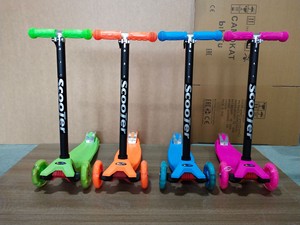 Trottinette pliable moderne à 3 roues pour enfants, roues lumineuses, jouet d'entraînement pour la conduite en extérieur - Product Image 5