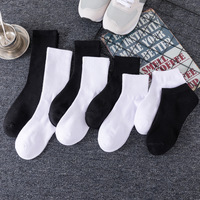 Vente en gros Nouvelles chaussettes de sport d'automne pour hommes Chaussettes tubulaires noires et blanches solides Chaussettes Zhuji tricotées en caoutchouc