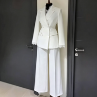 Ensemble deux pièces pour femme : Blazer croisé à revers crantés et poignets à dentelle, pantalon large assorti – Élégant pour le bureau et les trajets quotidiens