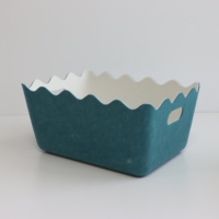 Panier de rangement en feutre ondulé bicolore avec moulures intégrées, poignées découpées et bordure fleurie