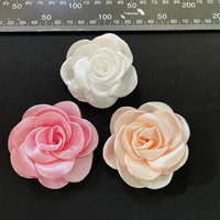 Bunga Dekoratif Mawar Satin Sutra Gaya Korea Buatan Tangan 5cm Grosir Pabrik untuk Gaun Anak-anak Pakaian Lainnya Payet