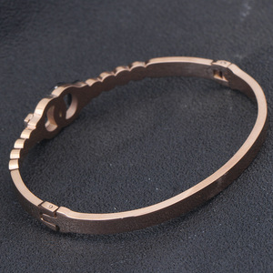 Brazalete de acero inoxidable con forma de candado creativo, oro rosa, diamantes de imitación y engaste de bisel, ideal para regalo. - Product Image 4