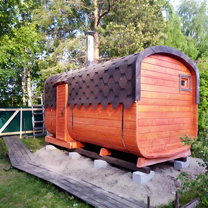 Cabine de sauna traditionnelle carrée en bois pour l'extérieur, idéale pour une expérience de relaxation en jardin privé. - Product Image 1