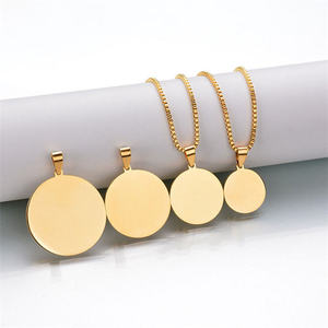 Collier Pendentif Cœur Rond en Acier Inoxydable Plaqué Or, Personnalisable <span class=keywords><strong>avec</strong></span> Gravure <span class=keywords><strong>Photo</strong></span> ou Lettre, Bijoux Femme en Gros - Product Image 2