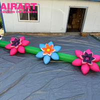 Décorations de fête avec des chaînes de fleurs gonflables. Fleurs gonflables de différentes couleurs combinées pour la présentation.