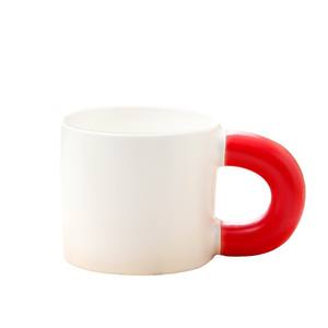 Mug en céramique mignon à motif de dessin animé avec poignée colorée et bombée, 301-400 ml, design sérigraphié pour usage général - Product Image 1