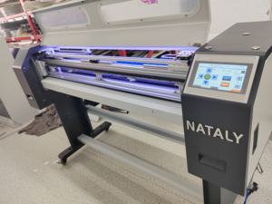 Machine de découpe manuelle de rouleaux de papier peint et de bannières flexibles en feuilles, modèle Nataly NDL-1300/1600, 1,3 m et 1,6 m, à axe XY - Product Image 2