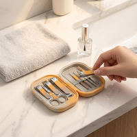 Kit de manucure orange et gris avec coupe-ongles, ciseaux à ongles, fourche à cuticules, pince à épiler et lime à ongles dans un étui de voyage