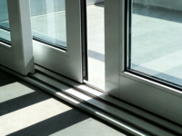 Portes coulissantes en verre FIDELIS en alliage d'aluminium de style postmoderne avec écran en acier inoxydable résistant à l'eau pour usage commercial et résidentiel