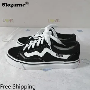 รองเท้าผ้าใบลำลองสำหรับนักเรียนใหม่ปี 2025 รุ่นสปริง-ซัมเมอร์ รองเท้าผ้าใบผู้ชาย รองเท้าลำลองผู้หญิง รองเท้ากีฬาแบบยูนิเซ็กซ์ รองเท้าแบนแฟชั่น รองเท้าผ้าใบอินเทรนด์ - Product Image 1