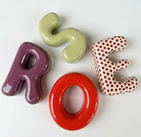 Décoration murale en céramique en forme d'hirondelle suspendue, ornement de mariage, lettre bulle en céramique personnalisée pour chambre d'enfant