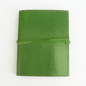 Carnet vintage en papier recyclé vert, couverture en cuir artisanal, fabriqué à la main, rechargeable - Product Image 1