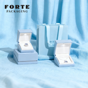 Caja de Joyería de Lujo Cuadrada FORTE con Inserto de Terciopelo para Anillo, Brazalete, Collar, Anillo de Dedo - Product Image 1
