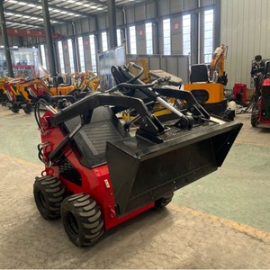Mini Cargadora HTS380 de Gasolina con Ruedas, Diseño Compacto Rojo para Operación en Espacios Reducidos - Product Image 3
