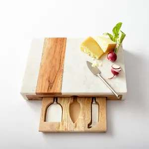 Ensemble de planche à fromage rectangulaire de qualité supérieure Plateau de charcuterie d'acacia Plateau à fromage pour cadeau de réchauffement de maison avec ensemble de 4 couteaux en acier inoxydable