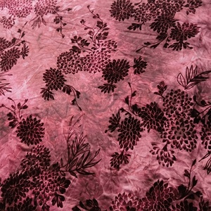 Fabrika Toptan Çiçek Desenli Bitki 100% Polyester Kadife 150cm Renkli Havlı Kaplama Kumaş Giyim İçin - Product Image 2