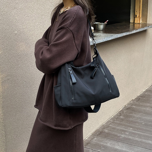 Sac à bandoulière léger en nylon noir pour femme, sac messager tendance, fermeture éclair, grande capacité, sangle réglable - Product Image 2