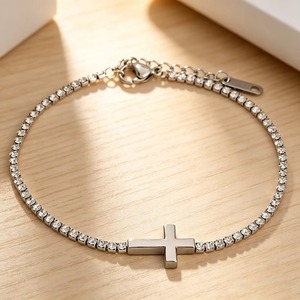 Bracelet chaîne tennis minimaliste en acier inoxydable hypoallergénique avec croix centrale en cristal pour femme, bijou de déclaration quotidien, cadeau - Product Image 3