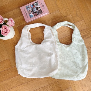 <span class=keywords><strong>Sac</strong></span> fourre-tout décontracté à <span class=keywords><strong>bandoulière</strong></span> avec broderie florale en mousseline de soie, couleur unie, grande capacité, fermeture ouverte, deux poignées - Product Image 6