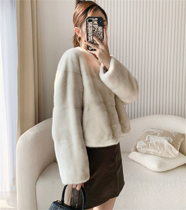 <span class=keywords><strong>Giacca</strong></span> di <span class=keywords><strong>pelliccia</strong></span> di visone marrone con collo rotondo di alta qualità per ragazze cappotto di visone bianco da donna con Design orizzontale - Product Image 6