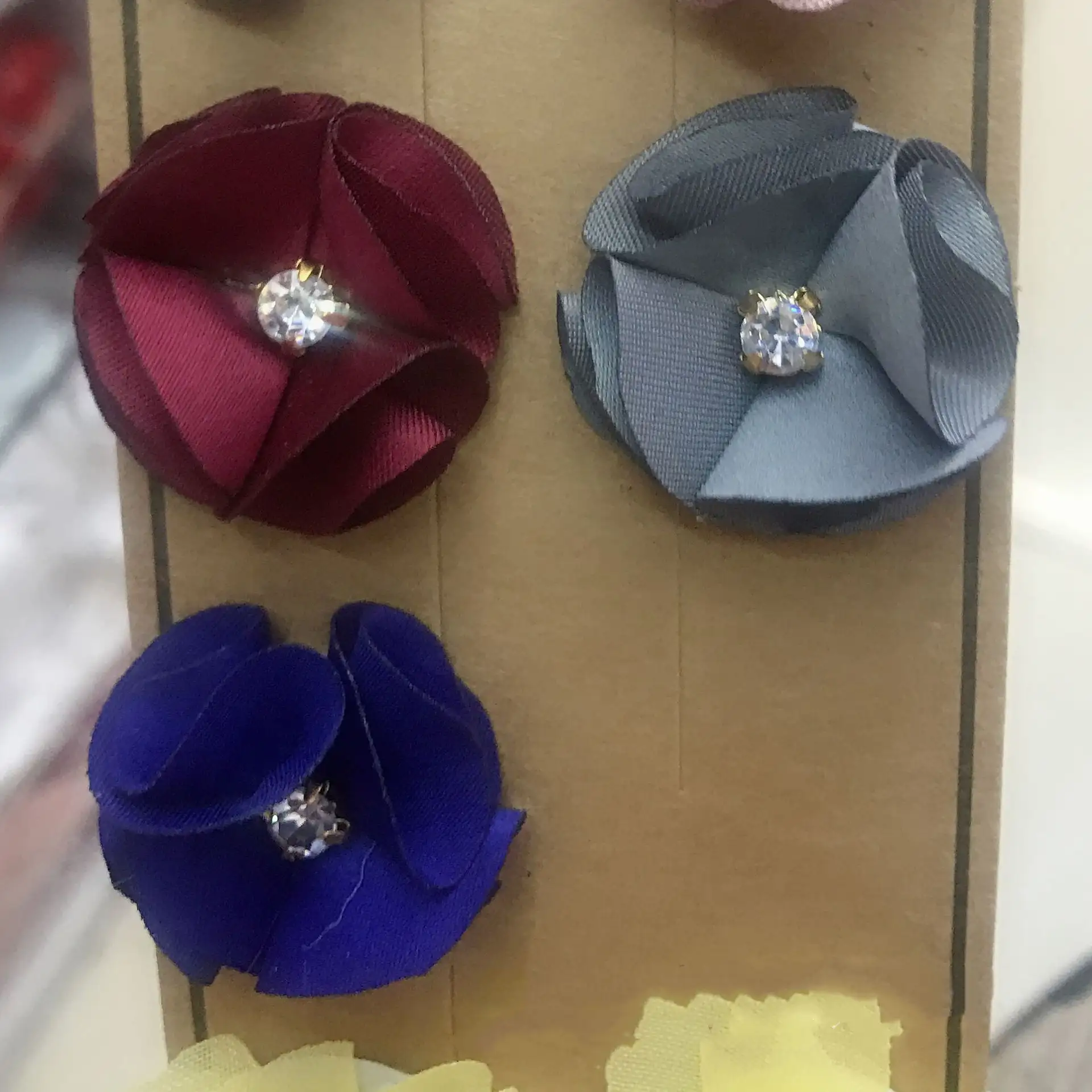 सस्ते 3cm चार पत्ती फूल हीरा DIY हस्तनिर्मित छोटे फूल वस्त्र एवं बाल सामान के साथ जूते टोपी ब्रोच सामान