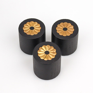 Estilo moderno personalizado negro madera corona tapa cilindro oro pétalo decoración para botellas de perfume hecho en Vietnam uso para embalaje - Product Image 6