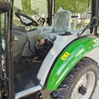 Hochleistungs-Vierradtraktor mit Niedrigem Kraftstoffverbrauch Stabiler Motor Breite Rutschfeste Reifen für Bergige und Komplexe Ackerlandflächen