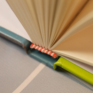 Impression de livres de table basse à couverture rigide sur mesure avec reliure cousue filée - Product Image 5