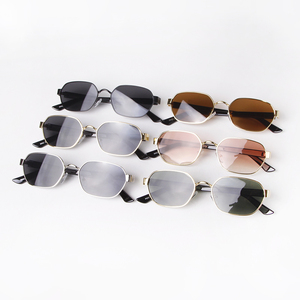 แว่นกันแดดแฟชั่นทรงเหลี่ยมสำหรับผู้หญิง ADE WU STY9662A ป้องกันรังสียูวี กรอบโลหะสีทอง ดีไซน์ย้อนยุค รับทำโลโก้ แว่นกันแดดสีน้ำตาล - Product Image 5