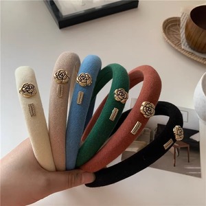 नए आगमन फ्फी विंटेज कैमलेलिया फोम हेडबैंड के साथ नए आगमन फ्लुफी विंटेज हेडबैंड - Product Image 1