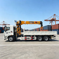 Grue montée sur camion JIUBANG de 12 tonnes pour la construction, hauteur de levage de 21 m, moment de levage hydraulique puissant et rotation robuste.