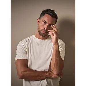 T-shirt de luxe urbain en coton biologique, merchandising durable - Product Image 2