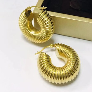 Boucles d'oreilles créoles pendantes tendance en acier doré, forme géométrique ronde - Product Image 2